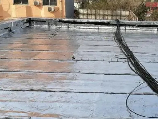 左云卫生间漏水维修公司分享下左云屋面楼顶防水刚性防水层施工要点。